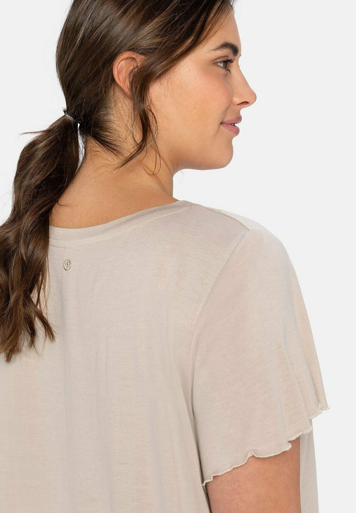 Sheego Camiseta Estampada - Beigefarben 4 Sheego Camiseta Estampada - Beigefarben - Imagen 4