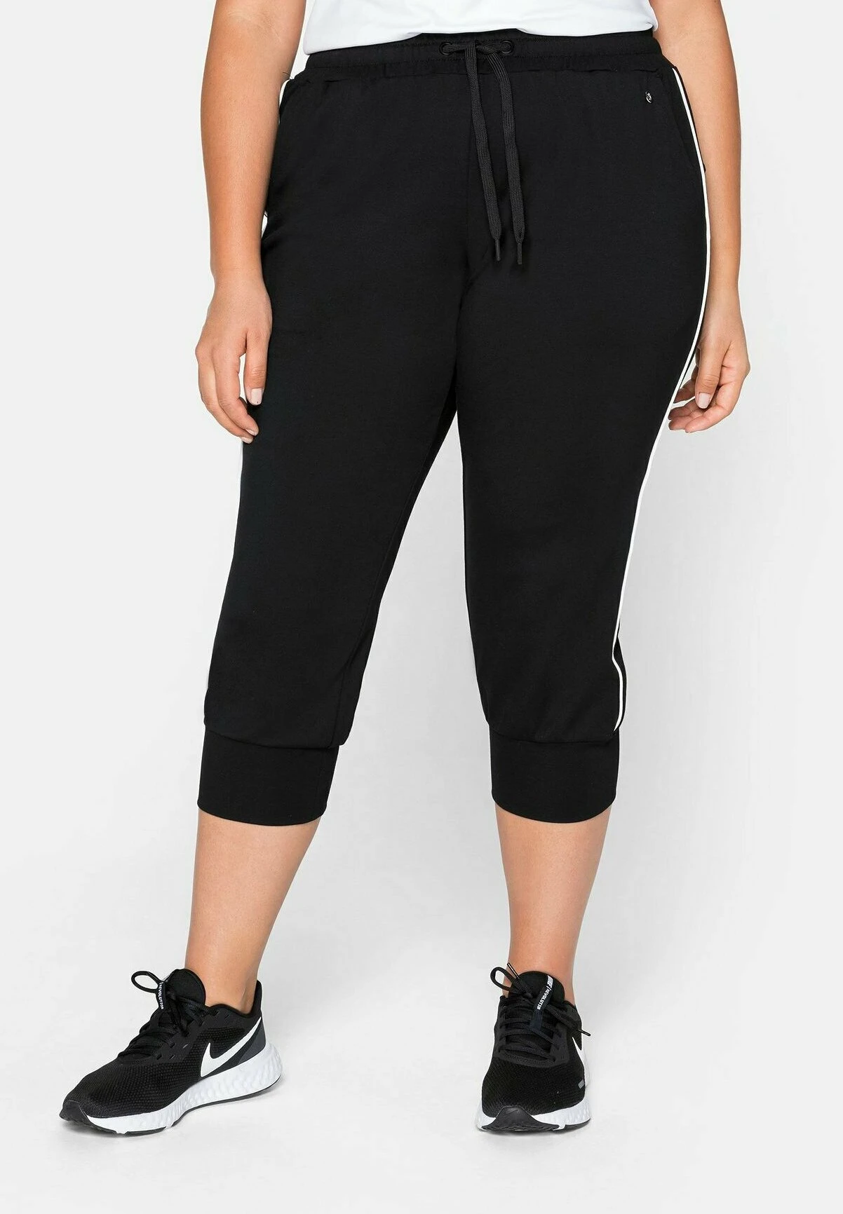 Sheego Pantalón Corto De Deporte - Schwarz 1 Sheego Pantalón Corto De Deporte - Schwarz