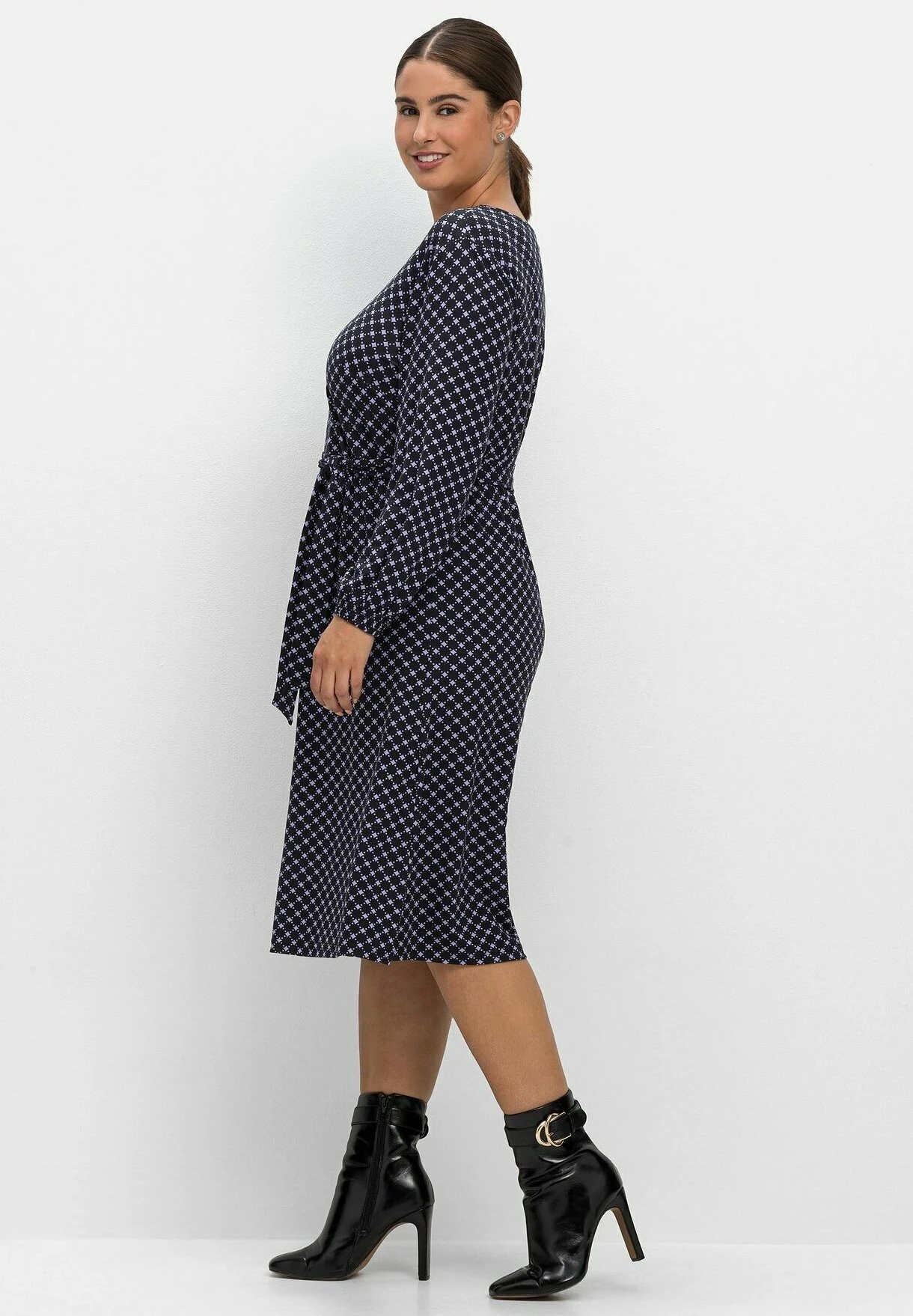 Sheego Vestido Ligero - Schwarz/Lila 4 Sheego Vestido Ligero - Schwarz/Lila - Imagen 4