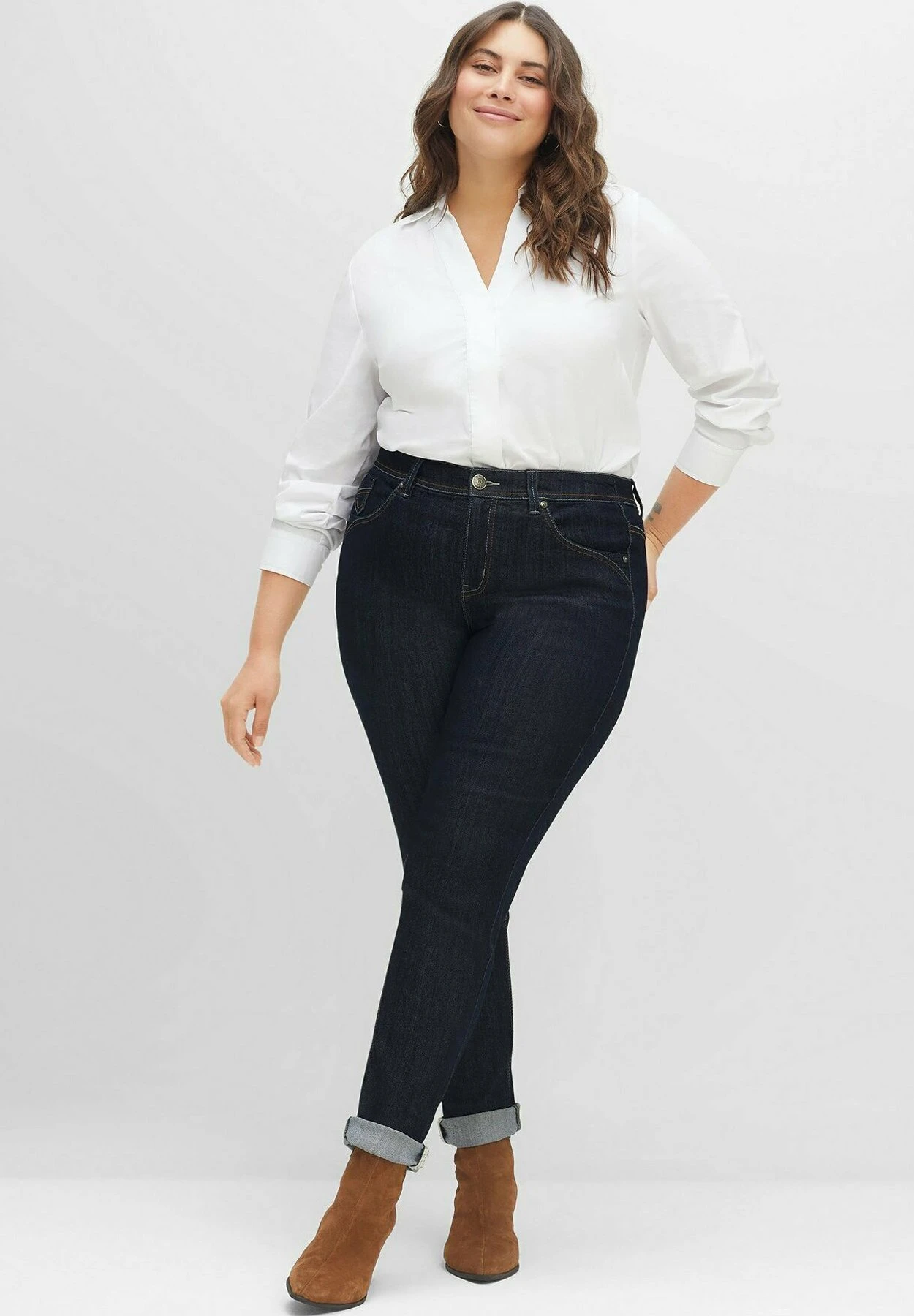 Sheego Vaqueros Slim Fit - Blue Black Denim 2 Sheego Vaqueros Slim Fit - Blue Black Denim - Imagen 2