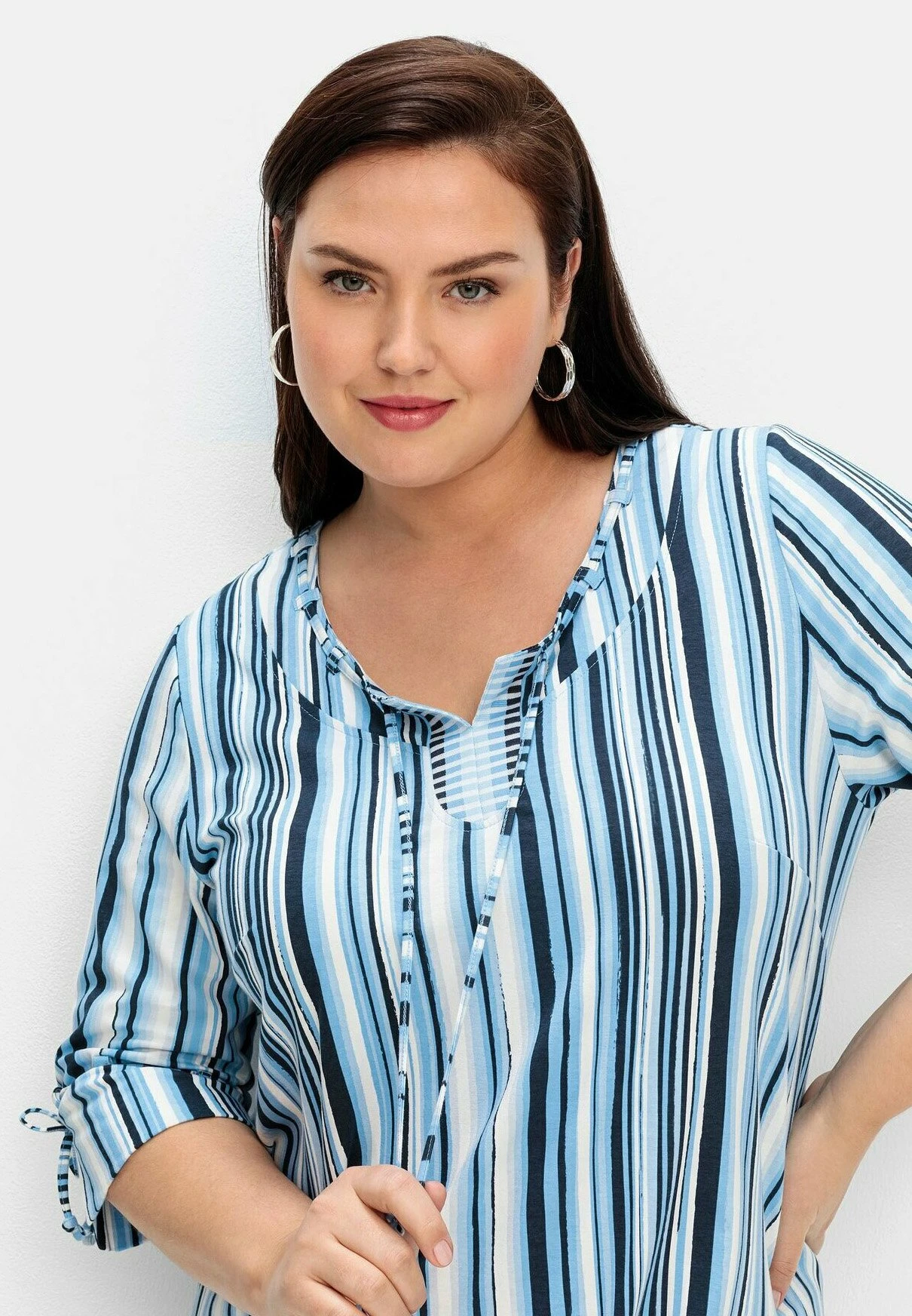 Sheego Midi - Vestido Ligero - Blau Gestreift 4 Sheego Midi - Vestido Ligero - Blau Gestreift - Imagen 4