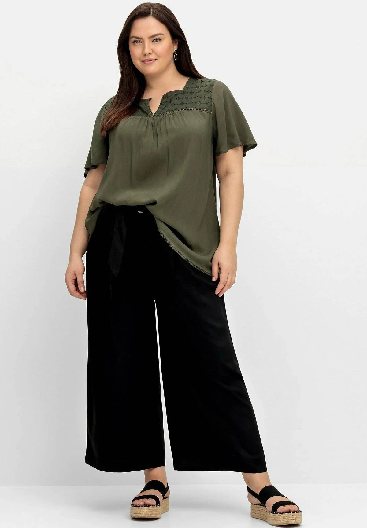 Sheego Blusa - Dunkeloliv 2 Sheego Blusa - Dunkeloliv - Imagen 2
