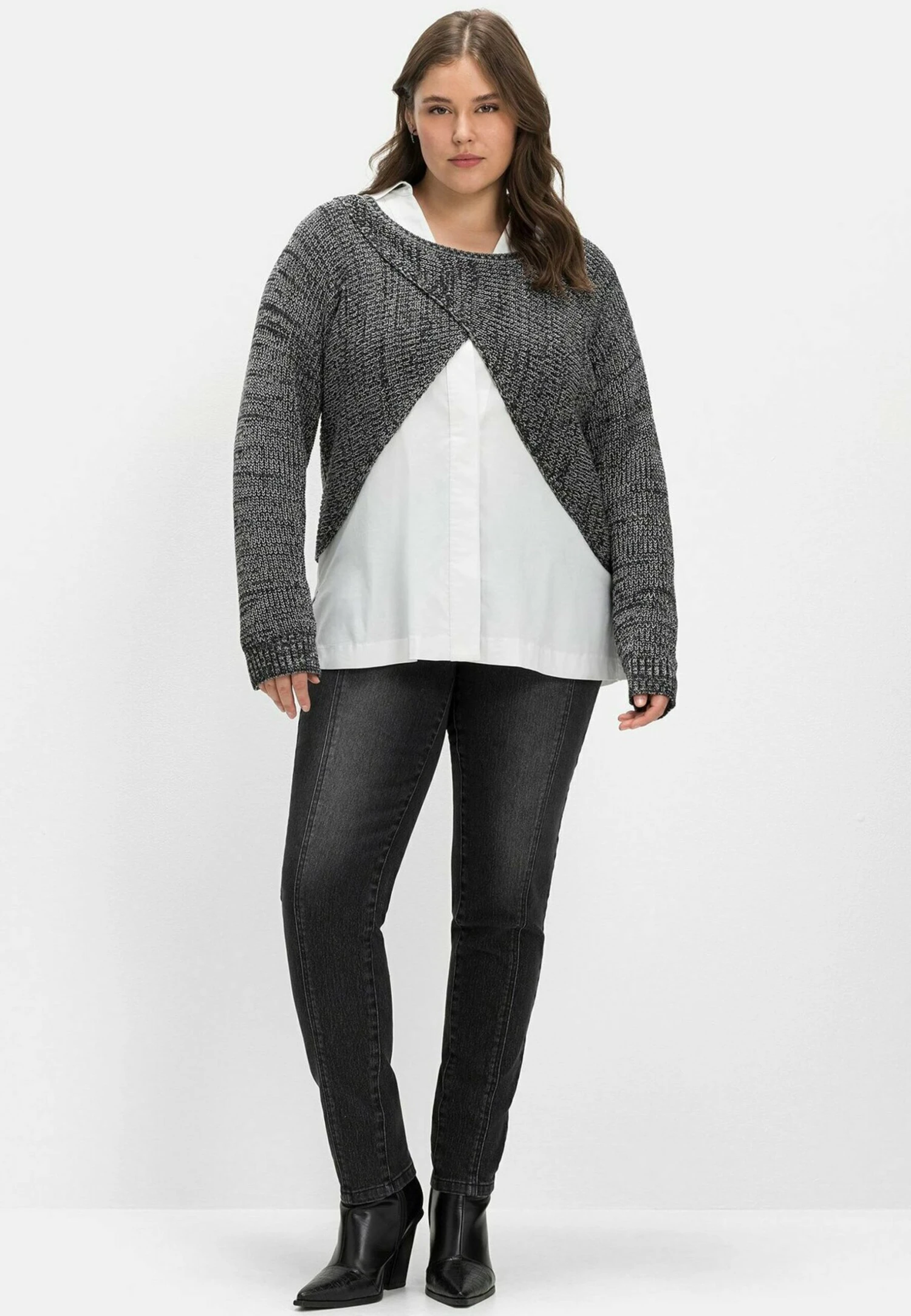 Sheego Vaqueros Slim Fit - Black Denim 2 Sheego Vaqueros Slim Fit - Black Denim - Imagen 2