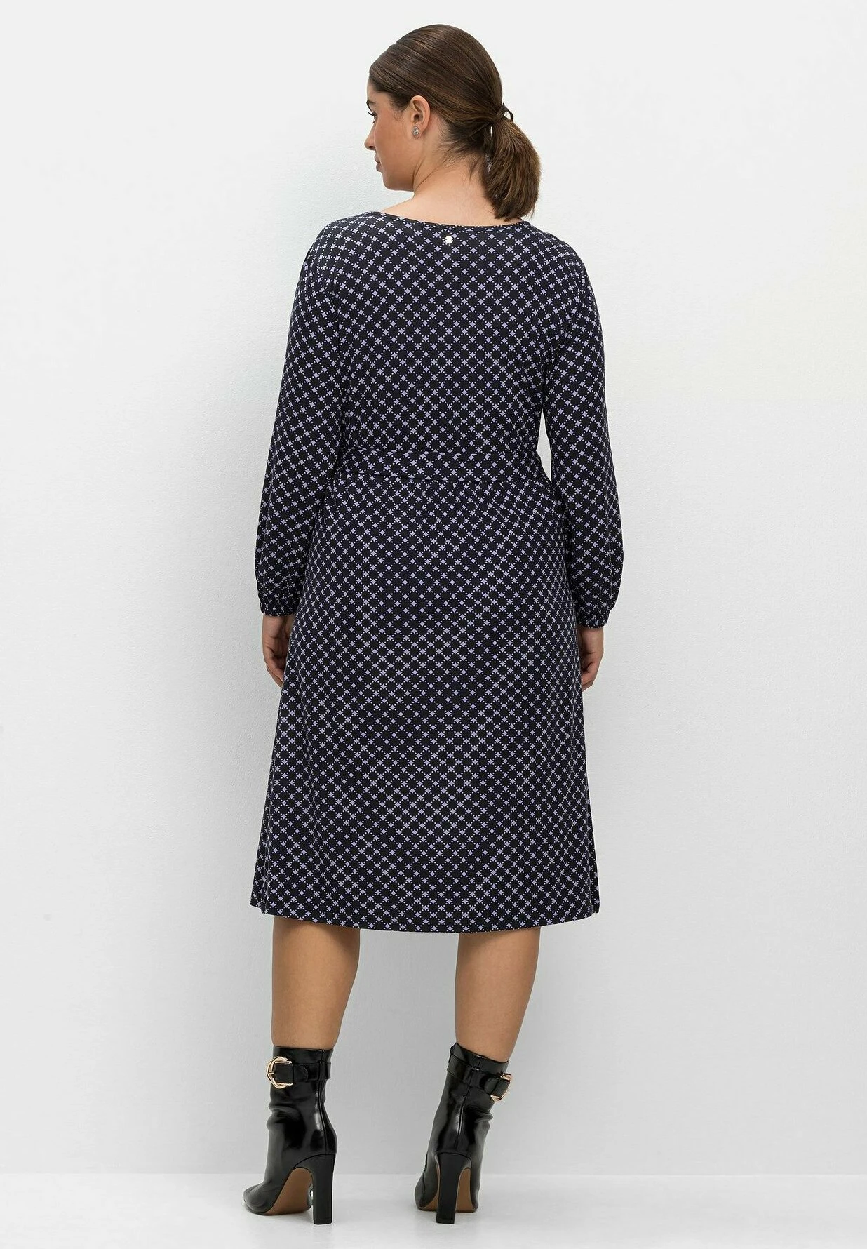 Sheego Vestido Ligero - Schwarz/Lila 2 Sheego Vestido Ligero - Schwarz/Lila - Imagen 2