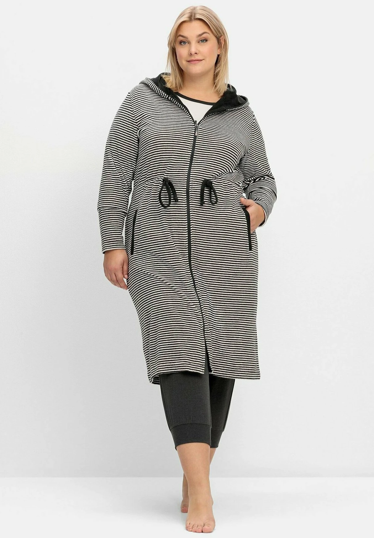 Sheego Albornoz - Grau Gestreift 1 Sheego Albornoz - Grau Gestreift