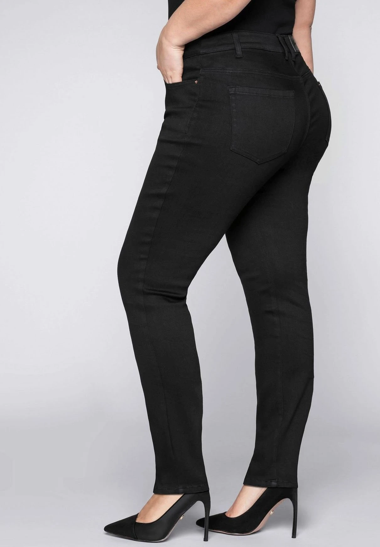 Sheego Vaqueros Slim Fit - Black Denim 4 Sheego Vaqueros Slim Fit - Black Denim - Imagen 4