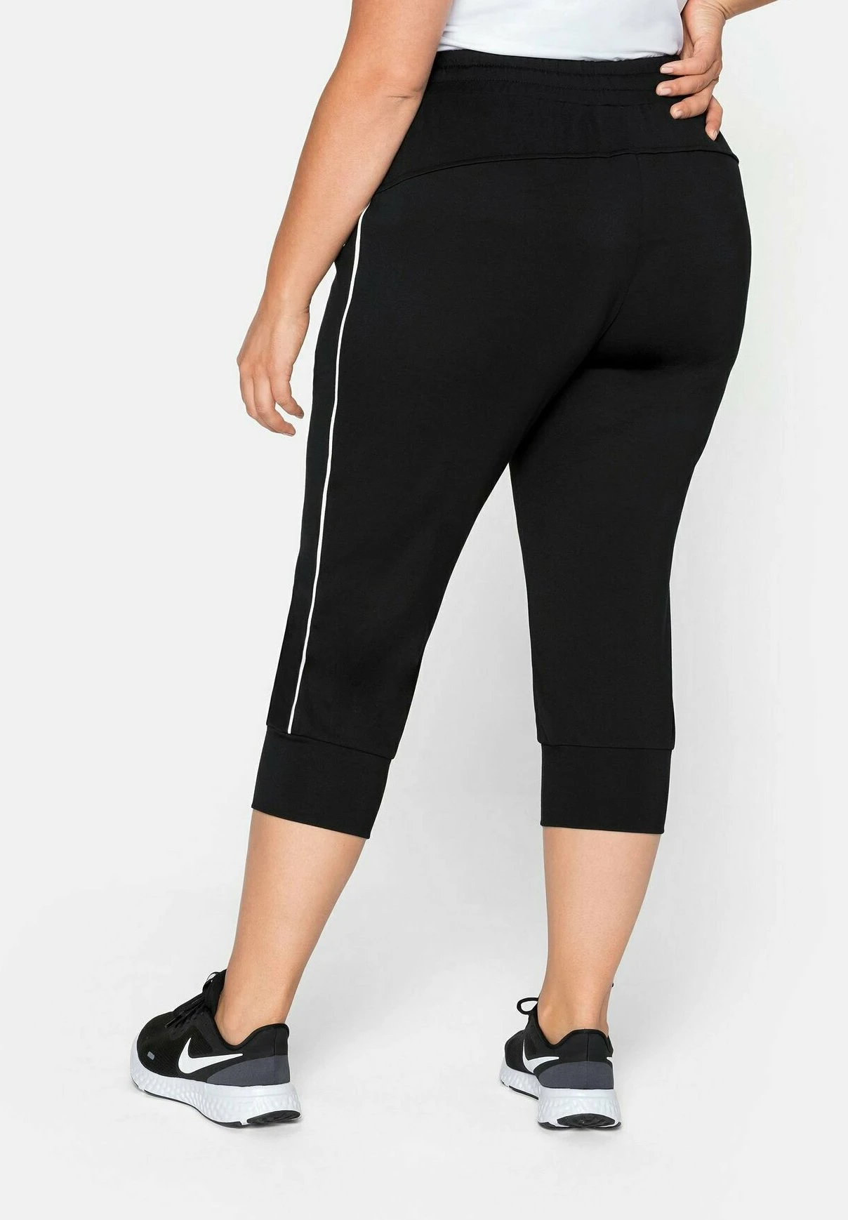 Sheego Pantalón Corto De Deporte - Schwarz 3 Sheego Pantalón Corto De Deporte - Schwarz - Imagen 3