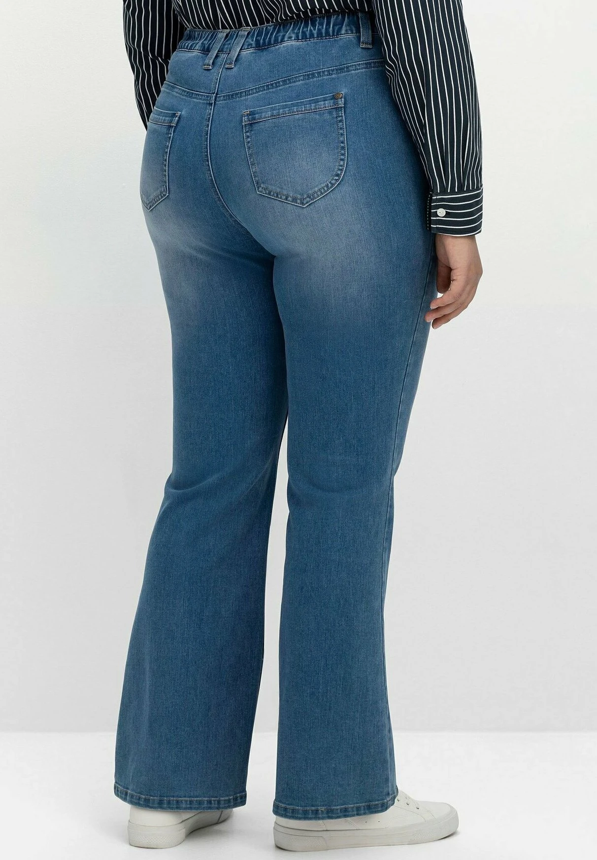 Sheego Vaqueros Bootcut - Blue Denim 2 Sheego Vaqueros Bootcut - Blue Denim - Imagen 2