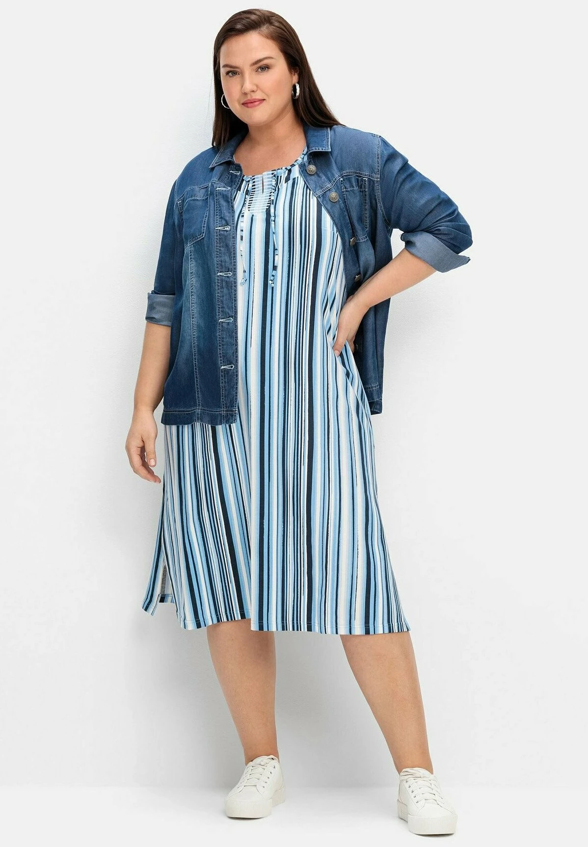 Sheego Midi - Vestido Ligero - Blau Gestreift 2 Sheego Midi - Vestido Ligero - Blau Gestreift - Imagen 2