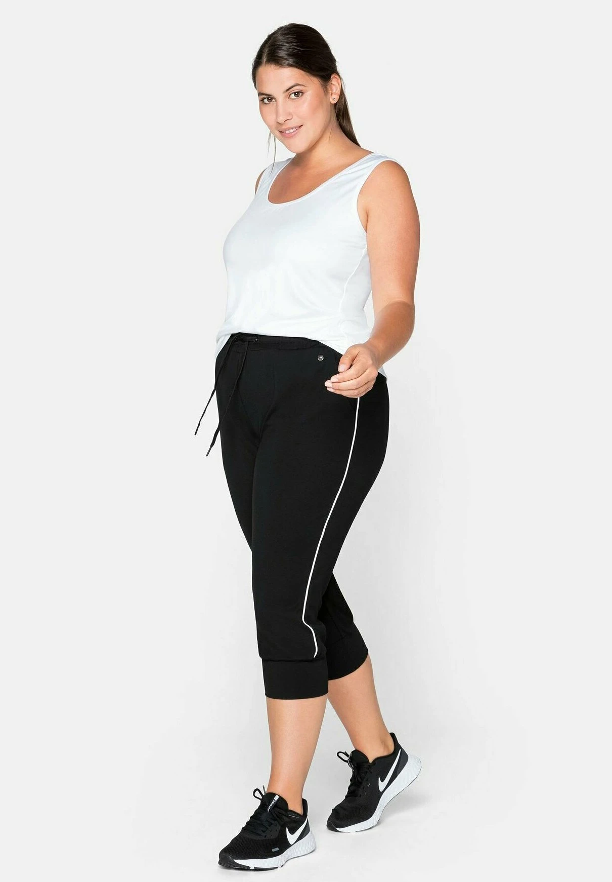 Sheego Pantalón Corto De Deporte - Schwarz 2 Sheego Pantalón Corto De Deporte - Schwarz - Imagen 2