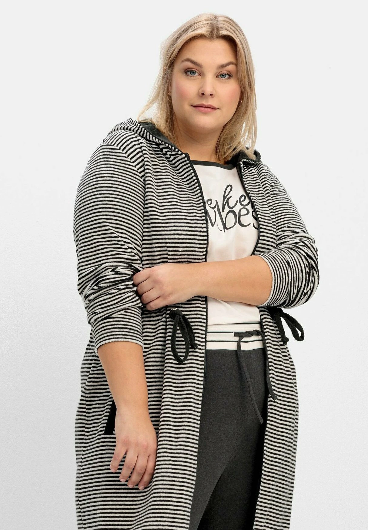 Sheego Albornoz - Grau Gestreift 3 Sheego Albornoz - Grau Gestreift - Imagen 3