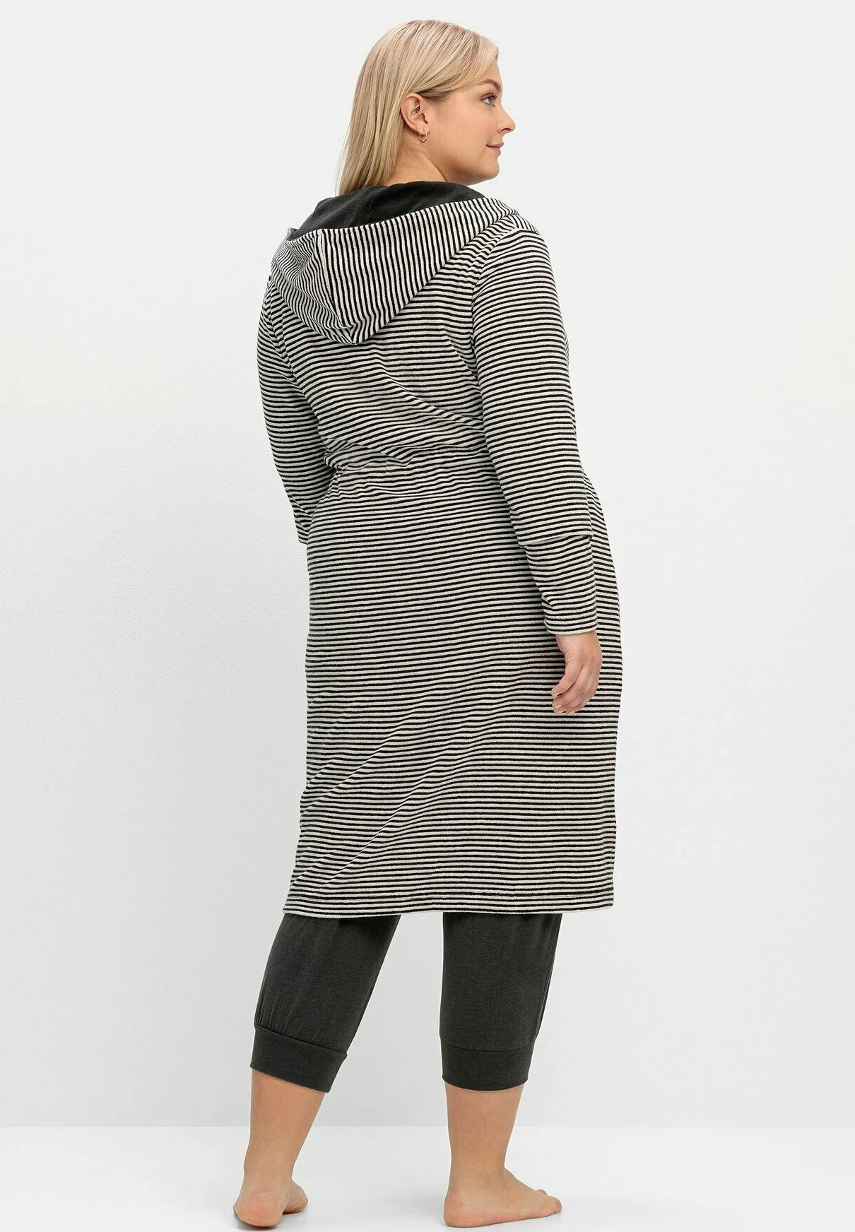 Sheego Albornoz - Grau Gestreift 2 Sheego Albornoz - Grau Gestreift - Imagen 2