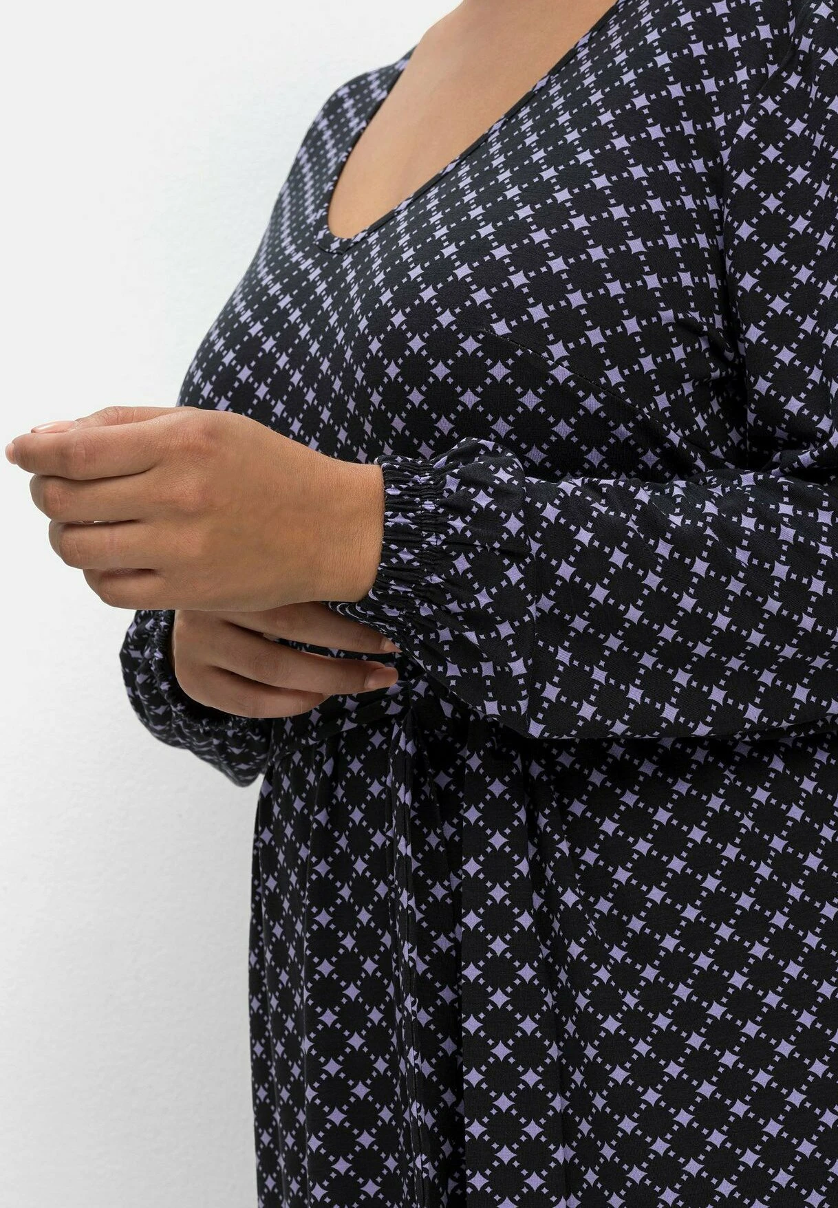 Sheego Vestido Ligero - Schwarz/Lila 3 Sheego Vestido Ligero - Schwarz/Lila - Imagen 3