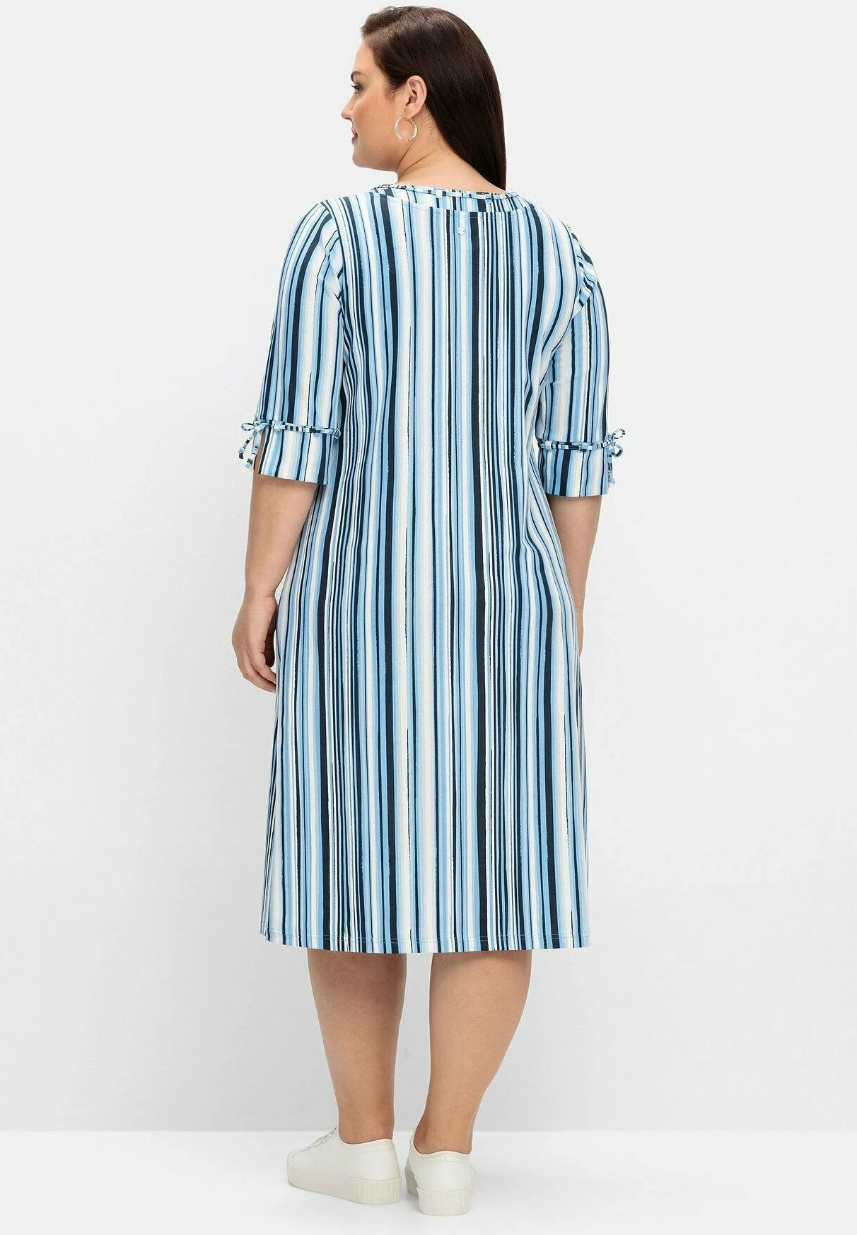 Sheego Midi - Vestido Ligero - Blau Gestreift 3 Sheego Midi - Vestido Ligero - Blau Gestreift - Imagen 3